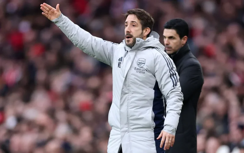 بند مثير للجدل يثير التساؤلات في عقد مدرب الكرات الثابتة لآرسنال